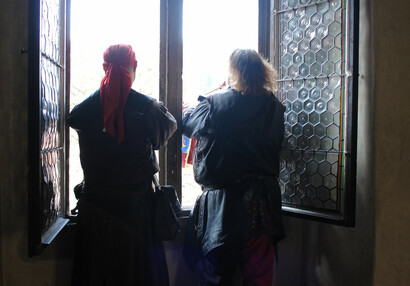 Trubači v oknech královského sálu
