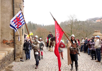 Králův průvod před hradem